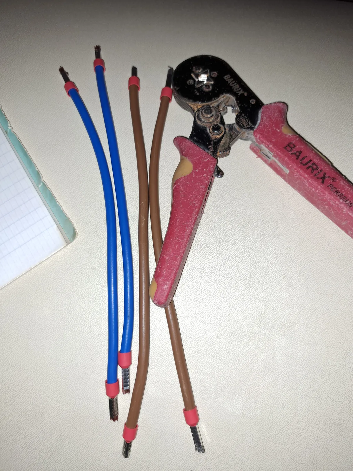 Knijptang en flexibele geleiders van 10 mm² met geperste kabelschoenen voor de interne bedrading van het verdeelbord