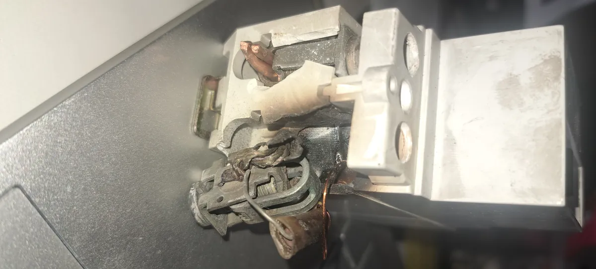 Verbrande automaat na twee draden op één automaat in dezelfde klem