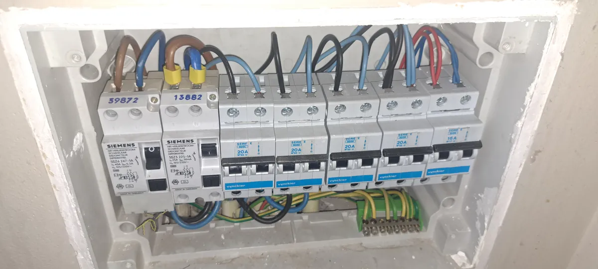 Hersteld verdeelbord met vernieuwde interne bedrading van 10 mm²