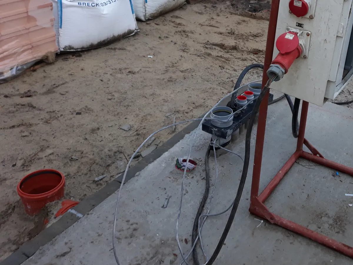 Uiteinden van de aardingslus die uit de grond komen op de plaats van het verdeelbord